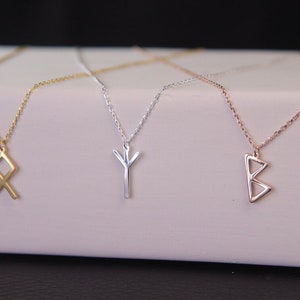 Collar con runas y letras vikingas Vegvisir, personalizado y elegante en plata. Delicadas letras antiguas, collar llamativo con letras nórdicas vikingas.