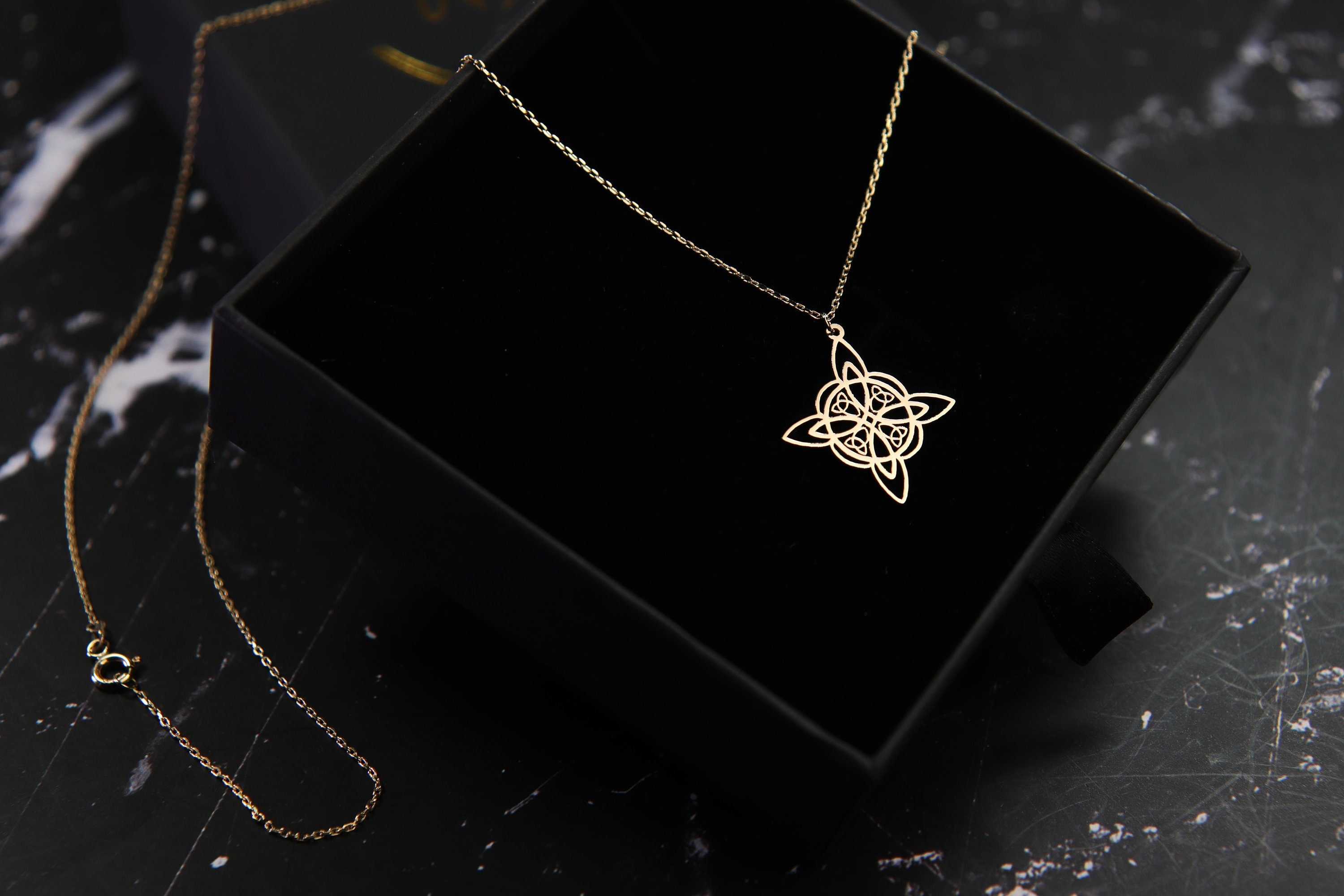 Collar con nudo de bruja celta, oro de 14 quilates, poderoso talismán, colgante de equilibrio y conexión espiritual, regalo para personas espirituales.