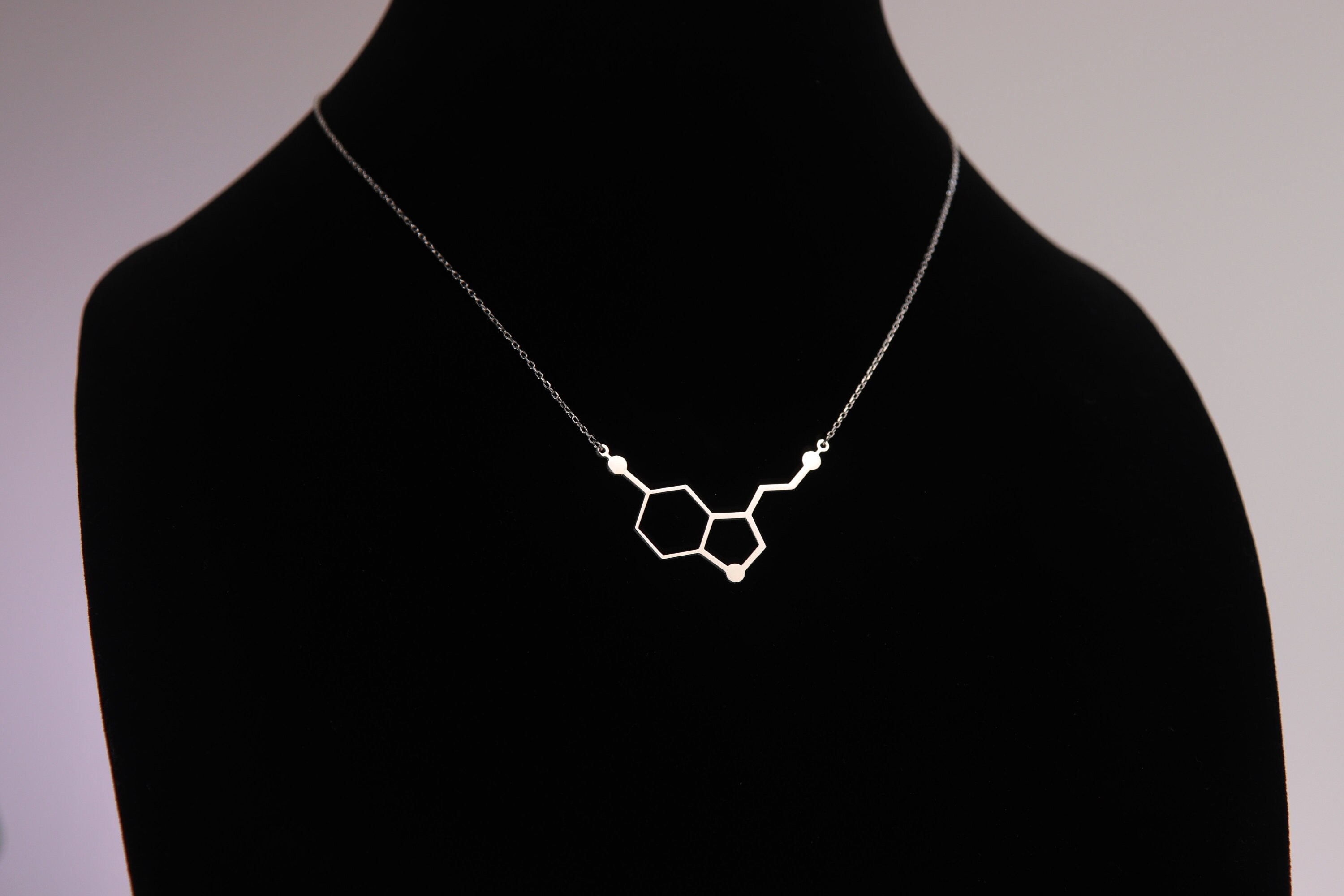 ROMANTICWORK Serotonina molecola catena in argento sterling 925 molecola dopamina lazo Y ciondolo fortunato serotonina lariato collana chimica gioielli regalo per donna, 18 inches, Argento sterling
