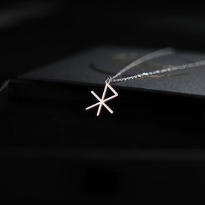 Collar con letras rúnicas que simbolizan el amor y la protección Collar personalizado con estilo elegante Letras nórdicas vikingas en plata Charm Vegvisir