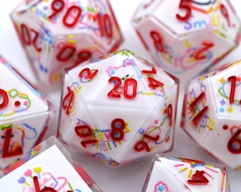 Op de afbeelding: Een verzameling polyhedrale dobbelstenen met een witte basis en rode cijfers. Elke dobbelsteen heeft kleurrijke illustraties van stripfiguren. De dobbelstenen zijn ontworpen voor tabletop games en rollenspellen.