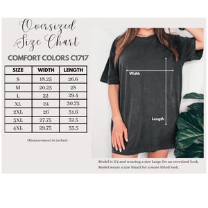 Może przedstawiać: Ciemnoszara koszulka oversize z tabelą rozmiar&oacute;w. Tabela zawiera rozmiary od S do 4XL, z odpowiednimi wymiarami szerokości i długości w calach. Koszulka to Comfort Colors C1717. Wymiary podane są w calach, z przelicznikiem na cm.