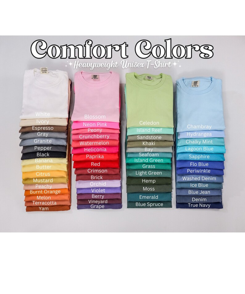 Może przedstawiać: Stosy złożonych, ciężkich koszulek unisex Comfort Colors w r&oacute;żnych kolorach, w tym białym, r&oacute;żowym, zielonym i niebieskim. Obraz przedstawia szeroką gamę odcieni, od jasnych pasteli po głębokie, nasycone tony, z nazwami kolor&oacute;w.