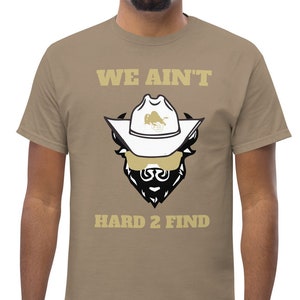 Wir sind nicht schwer zu finden, Colorado Football T-Shirt, Colorado Stadion-Shirt, Klassisches Gildan-Oberteil für Herren