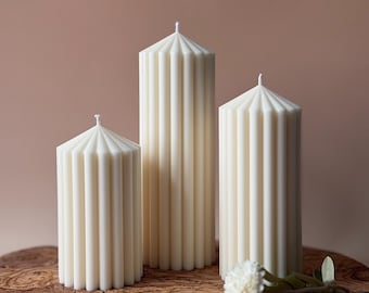 Vela cilíndrica artesanal de cera de soja con textura acanalada: Decoración del hogar
