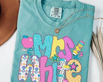 Maglietta personalizzata con nome insegnante, regalo insegnante personalizzato, maglietta per il ritorno a scuola, magliette del team insegnanti, maglietta per insegnanti Comfort Colors, maglietta alla moda