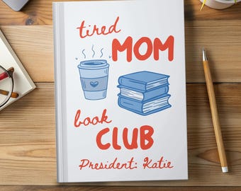 Può includere: Quaderno bianco con le parole "tired MOM book CLUB" in lettere rosse e nere. Il quaderno presenta illustrazioni di una tazza di caffè e libri. Il testo "President: Katie" è in basso.