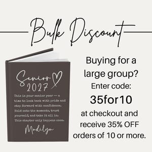 Op de afbeelding: Een donkergrijs notitieboek met de tekst "Senior 2027" en een hartsymbool. Het notitieboek bevat de tekst "This is your senior year..." en de naam "Madilyn". De afbeelding bevat ook de tekst "Bulk Discount" en informatie over een kortingscode.
