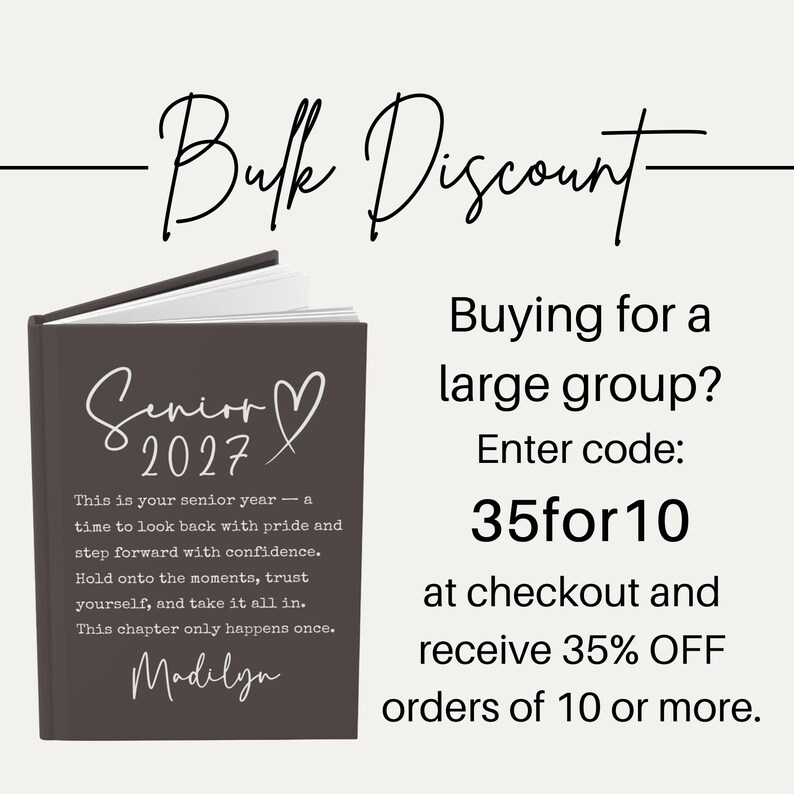 Op de afbeelding: Een donkergrijs notitieboek met de tekst "Senior 2027" en een hartsymbool. Het notitieboek bevat de tekst "This is your senior year..." en de naam "Madilyn". De afbeelding bevat ook de tekst "Bulk Discount" en informatie over een kortingscode.