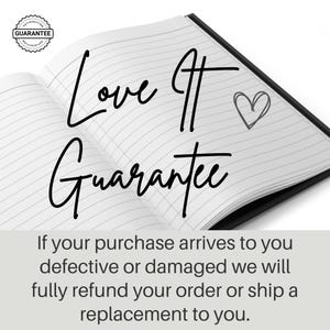 Pu&ograve; includere: Un quaderno aperto con pagine a righe, con le parole "Love It Guarantee" in scrittura nera, insieme a un piccolo scarabocchio a forma di cuore. Un sigillo di garanzia &egrave; nell'angolo in alto a sinistra.