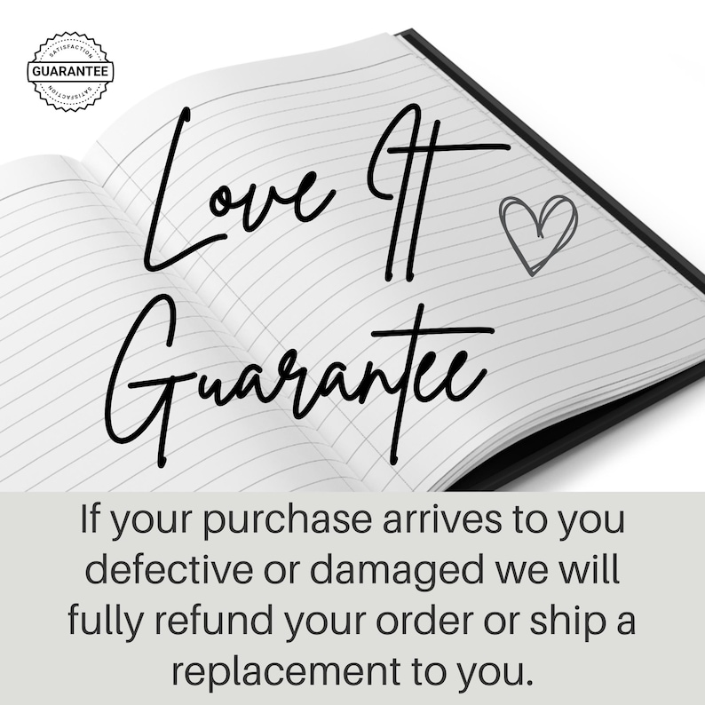 Pu&ograve; includere: Un quaderno aperto con pagine a righe, con le parole "Love It Guarantee" in scrittura nera, insieme a un piccolo scarabocchio a forma di cuore. Un sigillo di garanzia &egrave; nell'angolo in alto a sinistra.