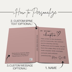Puede incluir: Libro abierto con una cubierta rosa polvorienta, con el texto "a new chapter" y un s&iacute;mbolo de coraz&oacute;n. El interior del libro incluye un mensaje personalizado y el nombre "Mrs. Smith". El texto del lomo dice "YOUR CUSTOM SPINE TEXT".