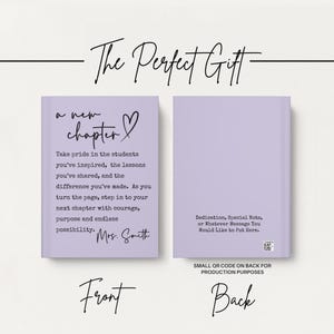 Puede incluir: Un diario lila con la frase "a new chapter" y un s&iacute;mbolo de coraz&oacute;n. La portada incluye un mensaje personalizado. La contraportada tiene espacio para una dedicatoria. Las palabras "The Perfect Gift" est&aacute;n en la parte superior.
