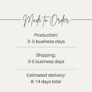 Puede incluir: Gr&aacute;fico color crema con las palabras "Made to Order" en escritura elegante. Debajo, el texto detalla los tiempos de producci&oacute;n y env&iacute;o, y el tiempo estimado de entrega.