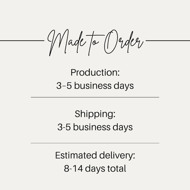Puede incluir: Gr&aacute;fico color crema con las palabras "Made to Order" en escritura elegante. Debajo, el texto detalla los tiempos de producci&oacute;n y env&iacute;o, y el tiempo estimado de entrega.