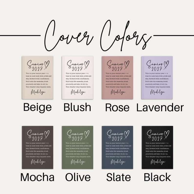 Op de afbeelding: Een display van acht notitieboekjes in verschillende kleuren: beige, blush, roze, lavendel, mokka, olijf, leisteen en zwart. Elk notitieboekje heeft de tekst "Senior 2027", een hart, inspirerende tekst en de naam "Madilyn".