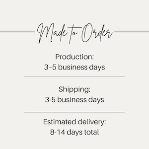 Op de afbeelding: Cr&egrave;mekleurige afbeelding met de woorden "Made to Order" in elegant schrift. Hieronder staat tekst met de productie- en verzendtijden en de geschatte levertijd.