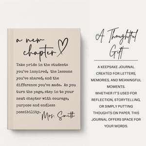 Puede incluir: Un diario beige con las palabras "a new chapter" y un s&iacute;mbolo de coraz&oacute;n. El texto fomenta la reflexi&oacute;n y los nuevos comienzos. El diario se describe como un regalo reflexivo para registrar cartas, recuerdos y momentos significativos.