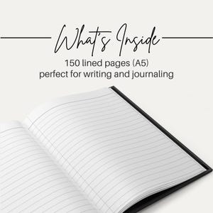 Op de afbeelding: Open notitieboek met gelinieerde pagina's. De tekst "What's Inside" staat boven de tekst "150 gelinieerde pagina's (A5) perfect om te schrijven en te journalen". Het notitieboek is open om de gelinieerde pagina's te laten zien. Het notitieboek heeft een zwarte kaft.