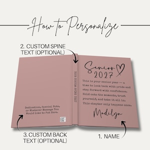 Op de afbeelding: Open boek met een stoffige roze kaft, met de tekst "How to Personalize". Binnenin staat op de linkerpagina tekst voor een opdracht, en op de rechterpagina staat "Senior 2027". Pijlen wijzen naar aanpassingsopties.