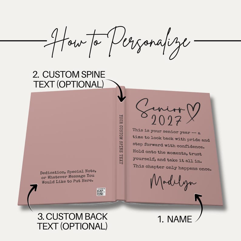 Op de afbeelding: Open boek met een stoffige roze kaft, met de tekst "How to Personalize". Binnenin staat op de linkerpagina tekst voor een opdracht, en op de rechterpagina staat "Senior 2027". Pijlen wijzen naar aanpassingsopties.