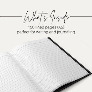 Puede incluir: Cuaderno abierto con p&aacute;ginas rayadas. El texto "What's Inside" est&aacute; encima del texto "150 p&aacute;ginas rayadas (A5) perfectas para escribir y llevar un diario". El cuaderno tiene una encuadernaci&oacute;n negra y est&aacute; abierto para revelar las p&aacute;ginas blancas.