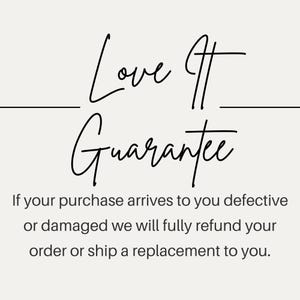 Puede incluir: Gr&aacute;fico color crema con las palabras "Love It Guarantee" en elegante escritura negra. Debajo, el texto indica que las compras defectuosas o da&ntilde;adas ser&aacute;n totalmente reembolsadas o reemplazadas.