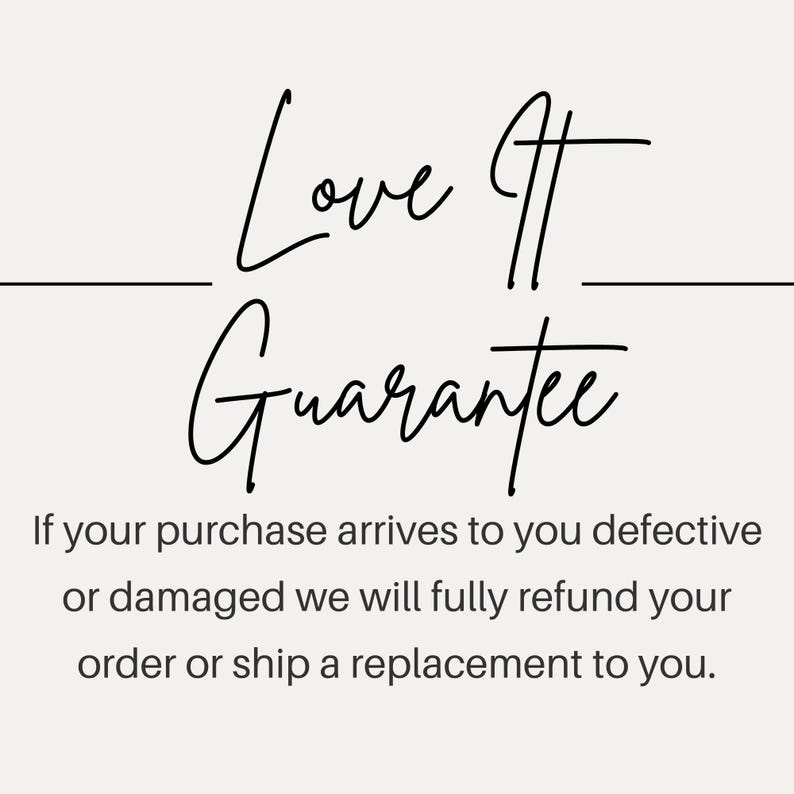 Op de afbeelding: Een cr&egrave;mekleurige afbeelding met de woorden "Love It Guarantee" in elegant zwart schrift. Hieronder legt de tekst het restitutiebeleid uit voor defecte of beschadigde aankopen, met een volledige terugbetaling of vervanging.