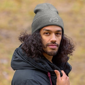 Cappello a cuffia lavorato a maglia ricamato cristiano - Continua ad amare regali di abbigliamento di merchandising cristiano - Abbigliamento streetwear cristiano con versi biblici