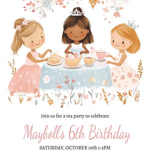 Pode incluir: Convite para uma festa de chá com três meninas de desenho animado em volta de uma mesa com serviços de chá. O texto do convite diz "6º Aniversário de Mayboll" e inclui detalhes da festa. Cores florais e pastel dominam o design.
