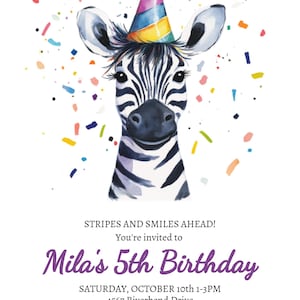 Może przedstawiać: Zaproszenie urodzinowe z akwarelową ilustracją zebry w czapce urodzinowej, otoczonej kolorowym konfetti. Tekst brzmi "Stripes and Smiles Ahead!" i zaprasza na 5. urodziny Mili.