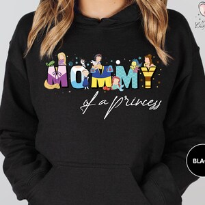 Camiseta de mamá de princesas Disney, camiseta de mamá de princesas Ariel, Elsa y Blancanieves, camisetas Disney para el Día de la Madre, camiseta para el viaje de mamá a Disneyland imagen 2