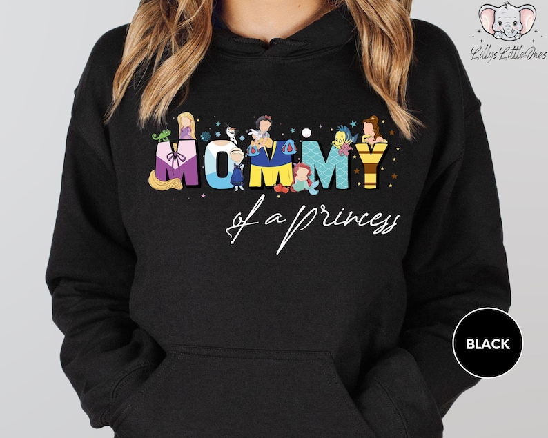 Camiseta de mamá de princesas Disney, camiseta de mamá de princesas Ariel, Elsa y Blancanieves, camisetas Disney para el Día de la Madre, camiseta para el viaje de mamá a Disneyland imagen 2