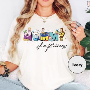 Camiseta de mamá de princesas Disney, camiseta de mamá de princesas Ariel, Elsa y Blancanieves, camisetas Disney para el Día de la Madre, camiseta para el viaje de mamá a Disneyland imagen 4