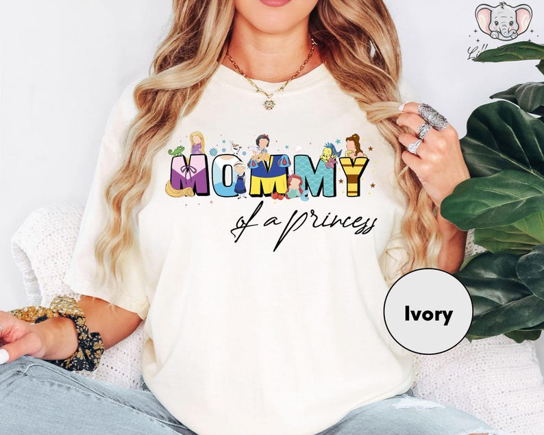 Camiseta de mamá de princesas Disney, camiseta de mamá de princesas Ariel, Elsa y Blancanieves, camisetas Disney para el Día de la Madre, camiseta para el viaje de mamá a Disneyland imagen 4