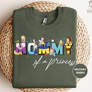 Camiseta de mamá de princesas Disney, camiseta de mamá de princesas Ariel, Elsa y Blancanieves, camisetas Disney para el Día de la Madre, camiseta para el viaje de mamá a Disneyland imagen 3