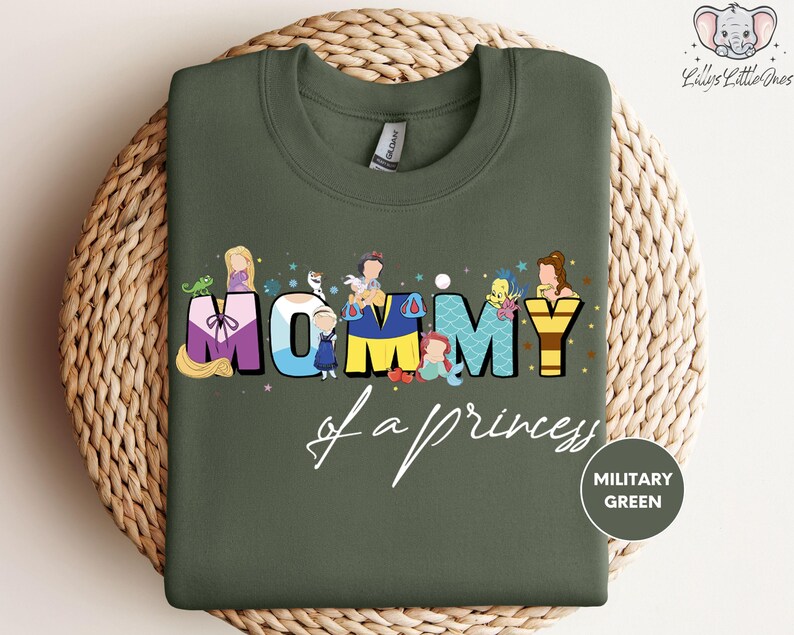 Camiseta de mamá de princesas Disney, camiseta de mamá de princesas Ariel, Elsa y Blancanieves, camisetas Disney para el Día de la Madre, camiseta para el viaje de mamá a Disneyland imagen 3