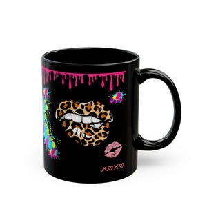 Puede incluir: Una taza de cerámica blanca con un asa negra y el texto "But First, Coffee" en negro, en negrita. La taza está sobre una superficie blanca.