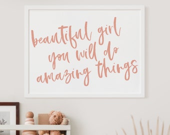 Puede incluir: Una impresión enmarcada en blanco con el texto "beautiful girl you will do amazing things" en escritura rosa.