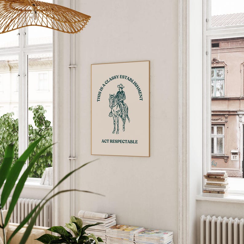 Może przedstawiać: Plakat w stylu vintage z kowbojem na koniu. Plakat ma kremowy kolor tła z ciemnozielonym tekstem, kt&oacute;ry brzmi "This is a Classy Establishment Act Respectable".