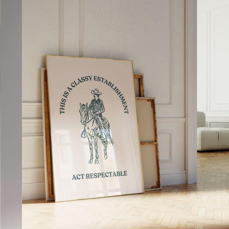 Może przedstawiać: Wydruk w ramie z białym tłem i zieloną ilustracją kowboja na koniu. Tekst "This is a Classy Establishment Act Respectable" jest wydrukowany na zielono.