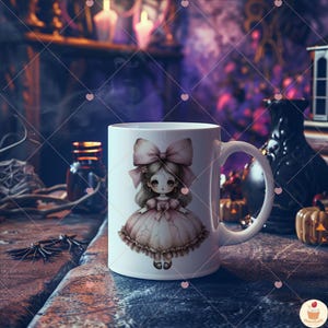 Puede incluir: Taza de cer&aacute;mica blanca con una ilustraci&oacute;n de acuarela de una mu&ntilde;eca con un gran lazo y un vestido. La mu&ntilde;eca tiene ojos grandes y pelo largo. La taza tiene un asa curva y est&aacute; colocada sobre un fondo borroso con velas y objetos decorativos.