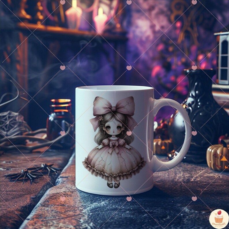 Puede incluir: Taza de cer&aacute;mica blanca con una ilustraci&oacute;n de acuarela de una mu&ntilde;eca con un gran lazo y un vestido. La mu&ntilde;eca tiene ojos grandes y pelo largo. La taza tiene un asa curva y est&aacute; colocada sobre un fondo borroso con velas y objetos decorativos.