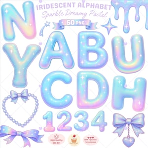 Puede incluir: Una colección de letras del alfabeto, números y elementos decorativos iridiscentes en colores pastel. Las letras y los números tienen forma de burbuja con detalles brillantes. La imagen incluye el texto "IRIDESCENT ALPHABET Sparkle Dreamy Pastel" y "50 PNG".