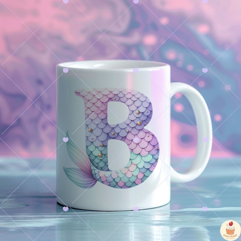K&ouml;nnte beinhalten: Wei&szlig;e Keramiktasse mit einem Design aus einer Meerjungfrauen-Schwanz-Buchstaben B. Der Buchstabe besteht aus lila, rosa und gr&uuml;nen Schuppen mit goldenen Akzenten.