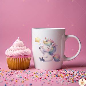 K&ouml;nnte beinhalten: Eine wei&szlig;e Keramiktasse mit einer bunten Einhorn-Illustration, die einen Stern h&auml;lt. Die Tasse hat einen Henkel und steht auf einer rosa Oberfl&auml;che mit rosa und wei&szlig;en Streuseln.