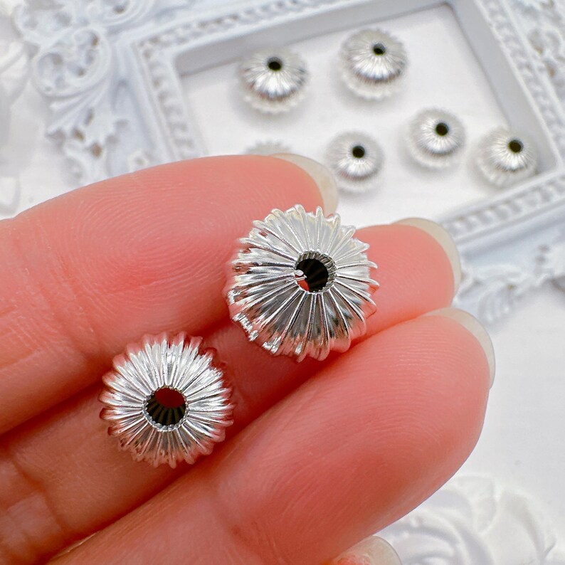 Cuentas espaciadoras de latón corrugado de 10 mm/12 mm, chapadas en oro/plata, 24 cuentas redondas de estilo vintage con rayas, chapadas en oro/plata de ley 925. imagen 4
