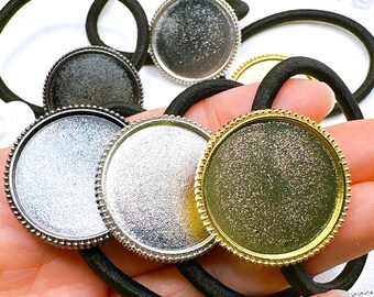 Op de afbeelding: Een verzameling haarbanden met ronde, metalen randen in zilver, goud en antracietgrijs. Elke rand is bevestigd aan een zwarte elastische band. De randen hebben een kralenrand en zijn ontworpen voor knutselen of het maken van sieraden.