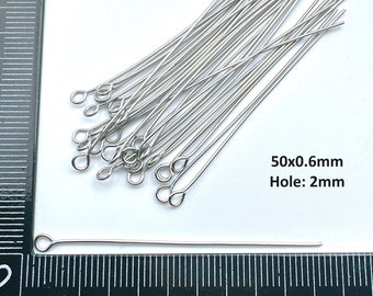 Könnte beinhalten: Ein Stapel silberfarbener Stecknadeln mit einer Öse an einem Ende. Die Nadeln sind 50 mm lang und 0,6 mm dick. Die Öse hat ein 2 mm Loch. 50x0,6 mm Loch: 2 mm