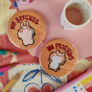 Knappnålar med ensamma vänner-motiv - handgjord söt kaotisk kanin och katt 58 mm knappnål, kawaii-present att dekorera din handväska, väska, ryggsäck